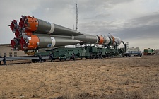 «Союз» с российским спутником «Ресурс-П» установлена на стартовый комплекс Байконура