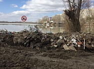 Жители Павлодара жалуются на засыпанный мусором берег Усолки 