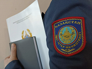 Полицейского приговорили к колонии за передачу вещдоков на Т243 млн в Актюбинской области