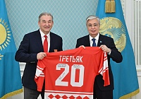 Токаев встретился с главой Федерации хоккея России