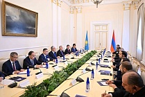 Токаев и Пашинян провели переговоры в Ереване в расширенном формате