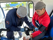 Скорпион укусил волонтера во время противопаводковых работ в Атырауской области
