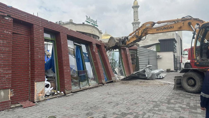 Несколько коммерческих объектов снесли в Алматы