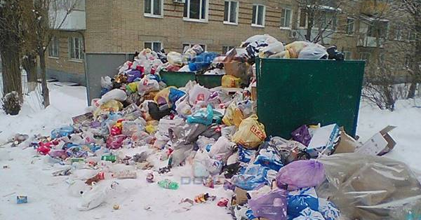 Неубранный снег стал причиной мусорного коллапса в Уральске