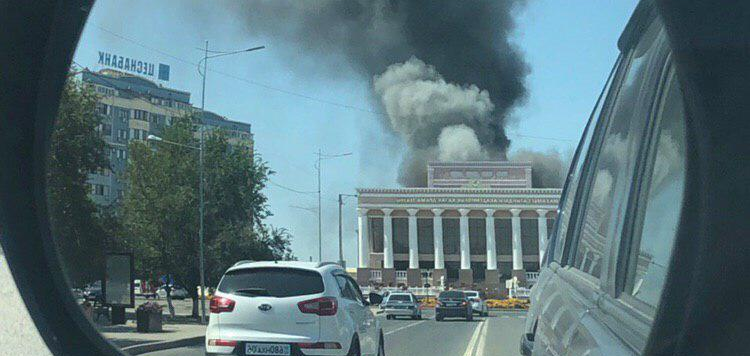 Пожар в драмтеатре в Атырау перекинулся на крышу здания