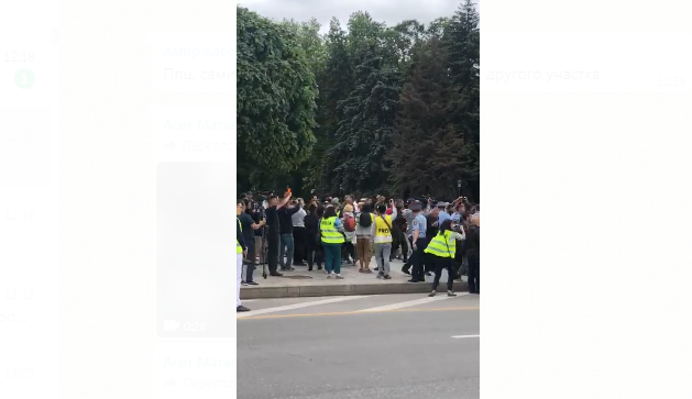 Несколько десятков человек задержала полиция на Старой площади в Алматы