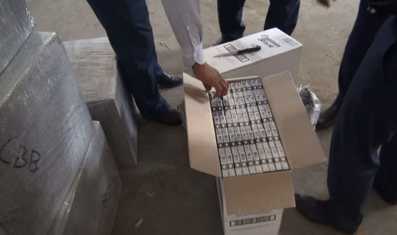 Около 850 тыс. пачек контрабандных сигарет под видом бытовой техники выявили пограничники в Атырау