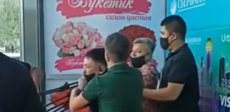 Съемочную бригаду «Хабара» вытолкали за двери ТЦ в Петропавловске (видео)