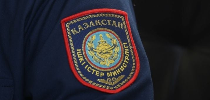 Полицейский стал жертвой вымогательства в Карагандинской области