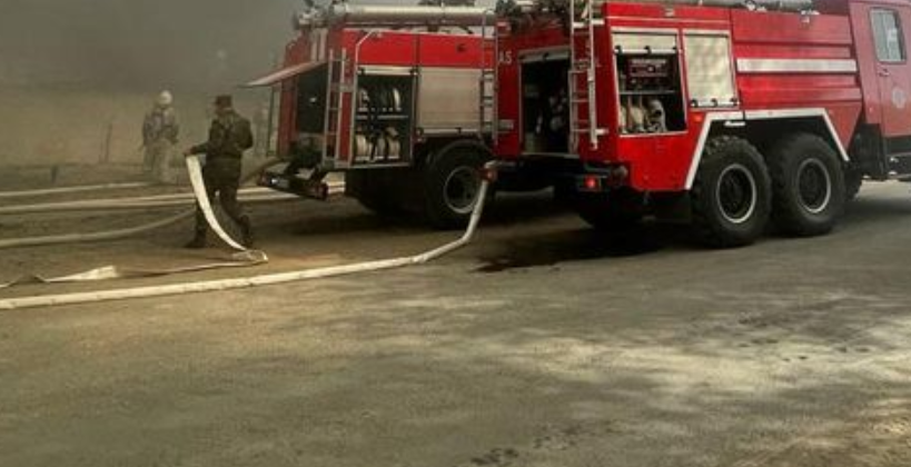 Крупный пожар на складе стройматериалов тушат в Уральске