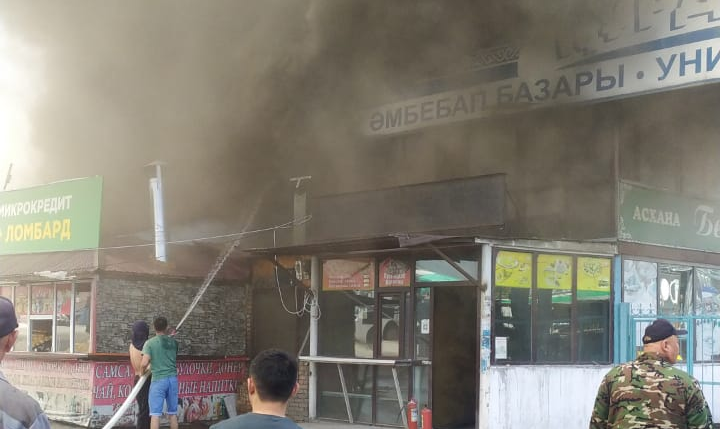 Крупный пожар потушили на рынке «Алтын-Орда» близ Алматы
