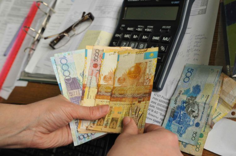 Названа схема оплаты работающих удаленно бюджетников в Казахстане