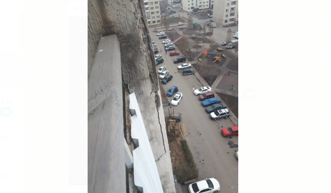 Накренившийся дом в микрорайоне «Зердели» в Алматы разламывается пополам – жильцы