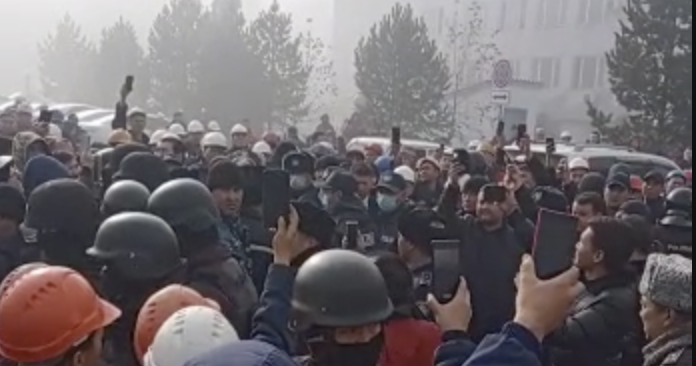 На месторождении «Казфосфат» в Жамбылской области началась забастовка