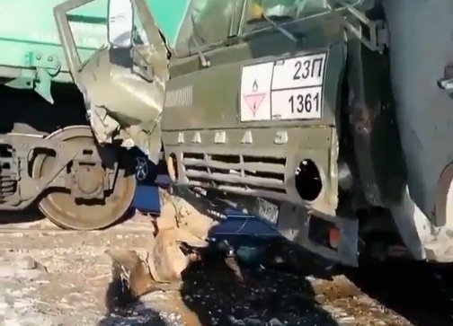 Грузовая машина и поезд столкнулись в Карагандинской области (видео)