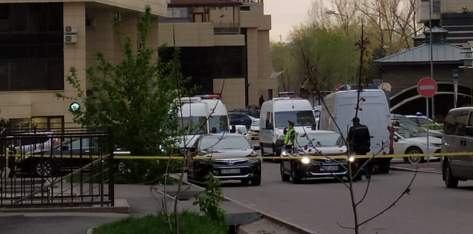 Забаррикадировавшийся в ЖК в Алматы сделал более 10 выстрелов, идут переговоры – полиция