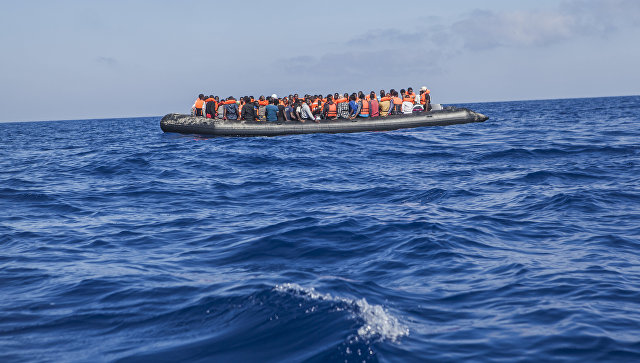 Не менее 30 беженцев из перевернувшейся в результате стрельбы лодки утонули у берегов Йемена