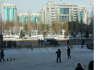 Астанадағы «Қазмедиа орталығы» ғимаратының алдында өзін жармақшы болған ер адамды полиция алып кетті 