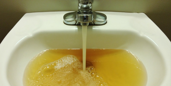 Не представляющей угрозу здоровью людей назвало желтую воду в кранах «Алматы су»