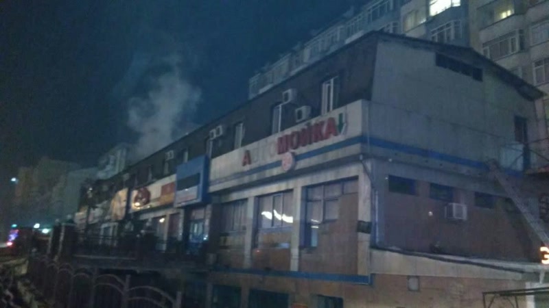 В Алматы горела крыша гостиницы «Салем»