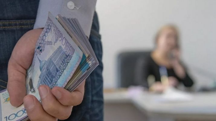 В Нур-Султане замакима района «Алматы» подозревается в получении взятки в размере Т5 млн