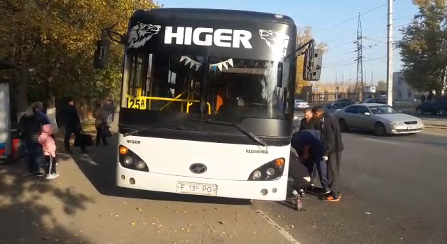 Пассажирский автобус съехал с проезжей части на остановку в Усть-Каменогорске