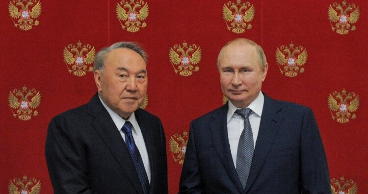 Назарбаев указан первым в числе поздравивших Путина с 70-летием