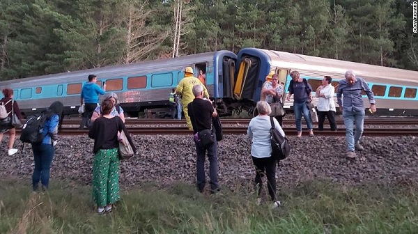 Два человека погибли после схода поезда в Австралии