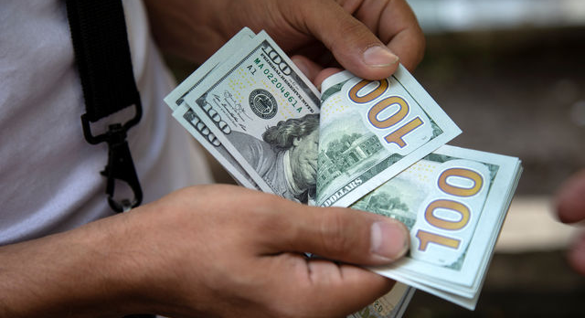 Курс доллара незначительно снизился в обменниках Нур-Султана и Алматы, в Шымкенте не изменился