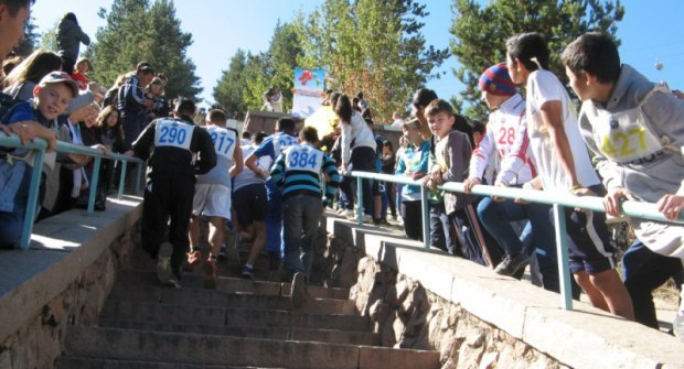 Традиционный забег по лестнице на Медеу отменили в Алматы