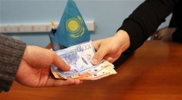 Районного замакима и госинспектора подозревают в получении взяток в Карагандинской области