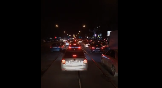 Автоколонна из нескольких десятков машин движется по ул. Толе би в Алматы в неизвестном направлении