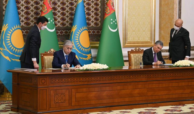 Токаев и Бердымухамедов провели двусторонние переговоры в расширенном формате