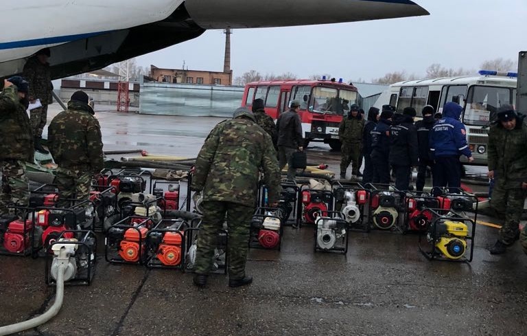 Спасателей из различных регионов Казахстана перебрасывают в ВКО из-за сложной паводковой ситуации