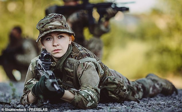Великобритания активно привлекает женщин к службе в армии