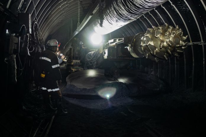 Рабочего АМТ завалило в угольной шахте в Карагандинской области