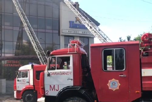 Пожар в фитнес-центре тушат в Караганде