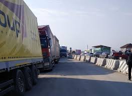 40 грузовиков с капустой и луком застряли в Шымкенте
