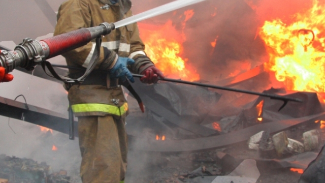 Неосторожное обращение с пиротехникой назвали причиной пожара в ДК Костанайской области