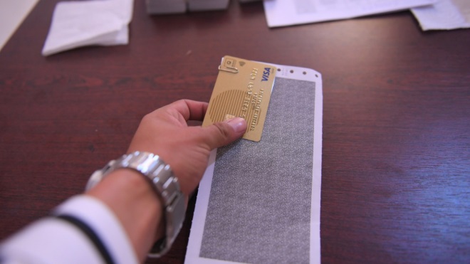 Жителям Арыси начали раздавать банковские карточки для получения компенсации