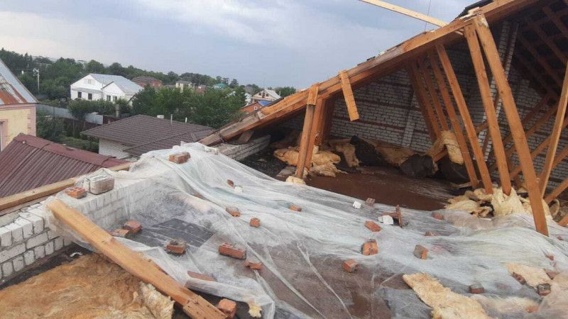 Ураганный ветер сорвал крыши домов и повалил деревья в ЗКО