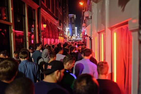 Из уважения к секс-работникам власти Амстердама запретили туры в квартал красных фонарей