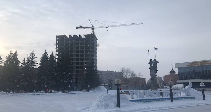 Строительство элитной жилой многоэтажки заморозили в Петропавловске из-за проблем