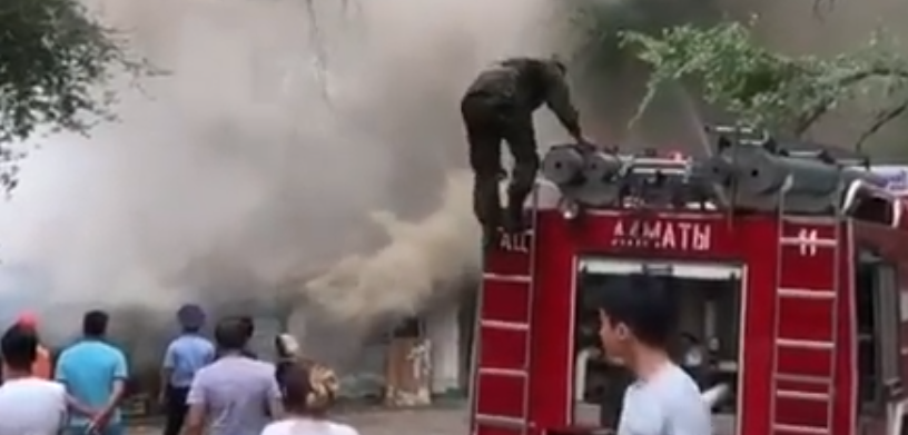 Гаражи горели в Алматы