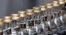 Қостанайда қойма меңгерушісінің ісінен 93 мыңнан астам бөтелке контрафактілік алкоголь анықталды