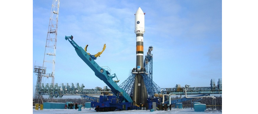 «Союз» с российским спутником «Арктика-М» установлен на стартовый комплекс Байконура