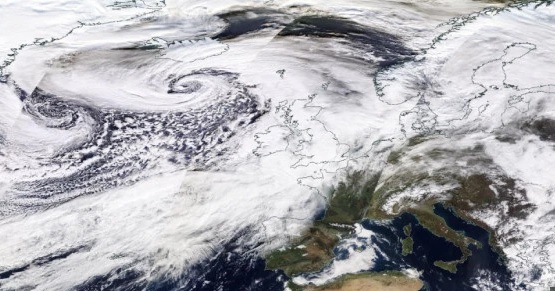 Сотни авиарейсов были отменены по всей Великобритании из-за шторма