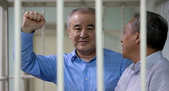 Верховный суд КР отменил обвинительный приговор в отношении Текебаева и Чотонова
