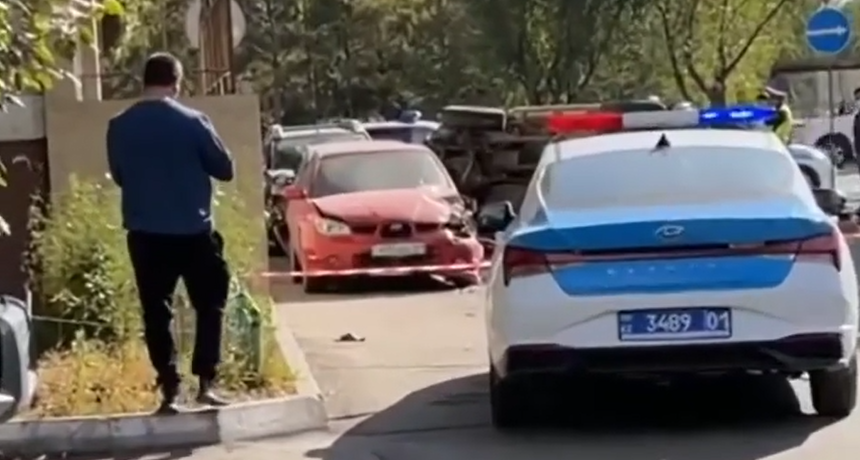 Полицейский госпитализирован после наезда угонщика авто в Нур-Султане (видео)