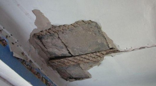 В сельской школе Карагандинской области обвалился потолок, травмированы трое учеников 3 класса